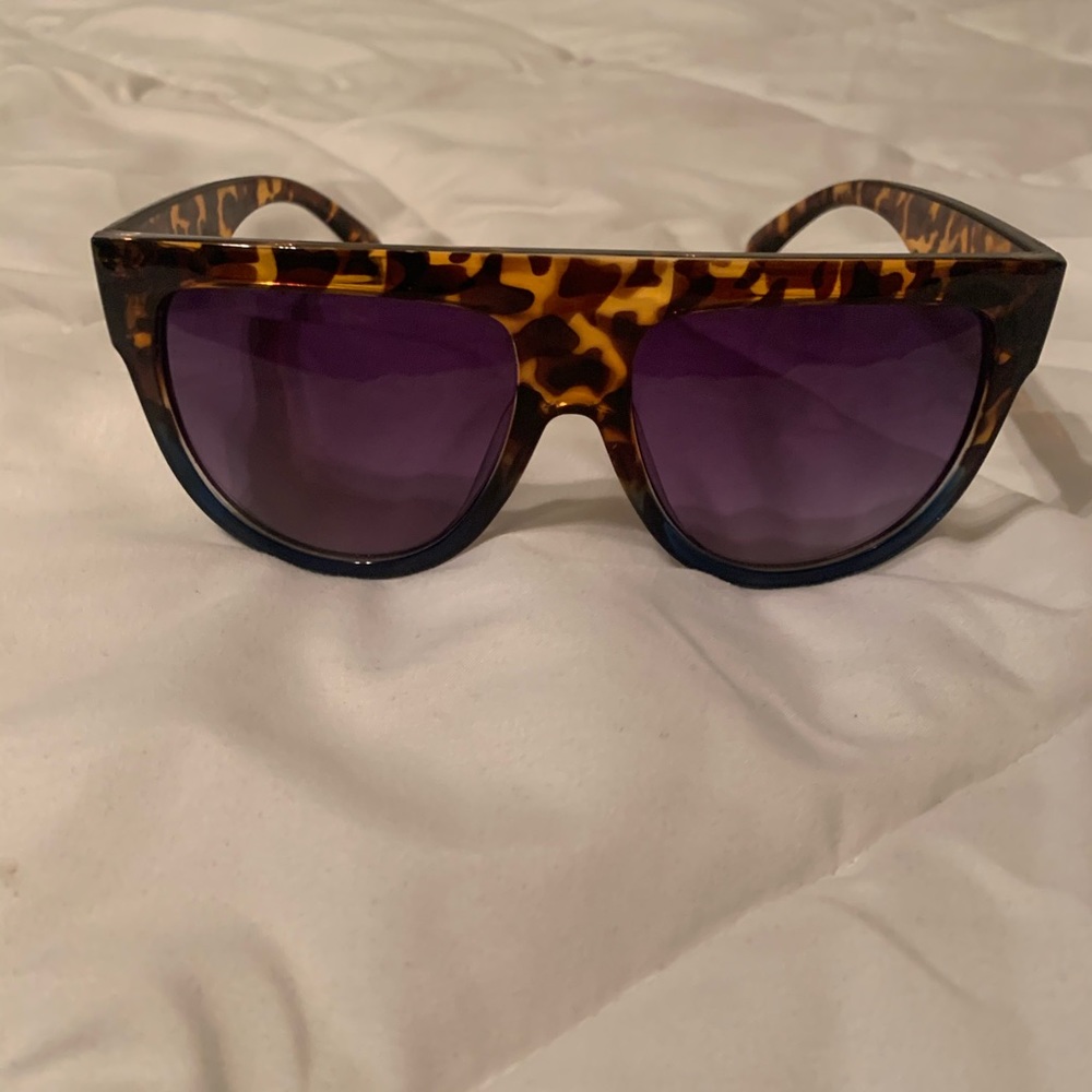 Flat sunglasses with leopard print fading to blue